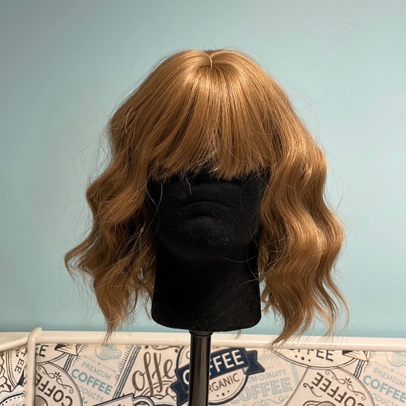 Caramel blonde short synthetic wig - Picture 2 of 7